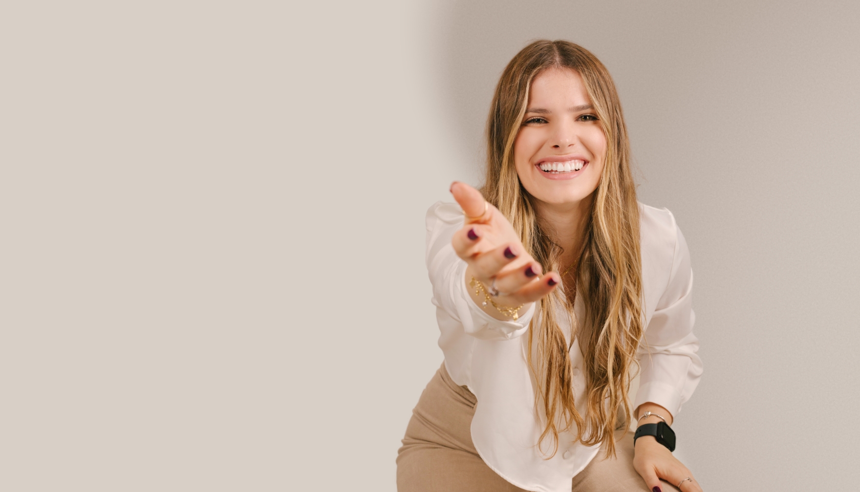 Liliana Bassi extendiendo su mano con una sonrisa